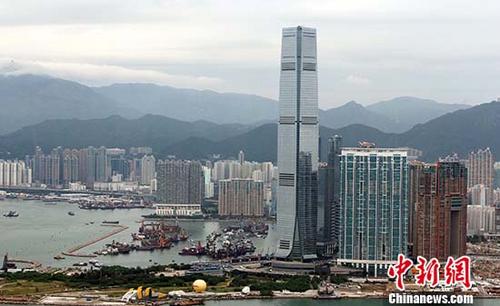 香港环球贸易广场楼高118层，目前为全球第11高、为全香港最高的建筑物。 香港的面积只有1106平方公里，当中已发展土地少于四分之一，而人口则逾730万，已发展土地的人口密度每平方公里达27330人。在地少人多的情况下，向高空发展，至今拥有超过1300座摩天大楼，冠绝全球，大大抛离紧随其后的纽约(约730座)和东京(约490座)。 <a target='_blank' href='http://www.chinanews.com/'>中新社</a>记者 洪少葵 摄