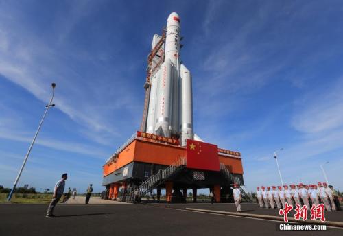 图为6月26日，长征五号遥二运载火箭转运致位于海南文昌的发射场内。张文军 摄
