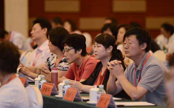 中国国民党革命委员会北京市第十三次代表大会闭幕会上，党员认真听会。31