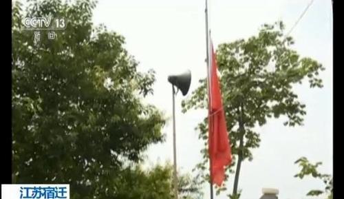 抗美援朝老兵家中升国旗20年 近30面旗被用旧替换
