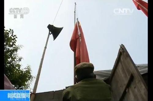 抗美援朝老兵家中升国旗20年 近30面旗被用旧替换