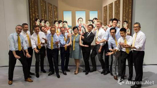 2013年香港苏富比40周年秋拍，香港苏富比亚洲当代艺术部门合影，背景为曾梵志作品《最后的晚餐》，在后来的拍卖中，《最后的晚餐》以1.8044亿港元成为首件过亿的亚洲当代艺术品。