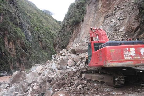 川藏公路西藏芒康县发生塌方400多辆车滞留