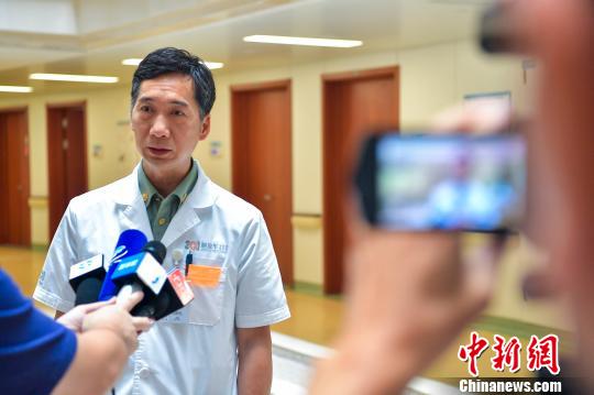 7月5日，解放军总医院海南分院肝胆外科主任纪文斌接受媒体采访介绍手术相关情况。　骆云飞 摄
