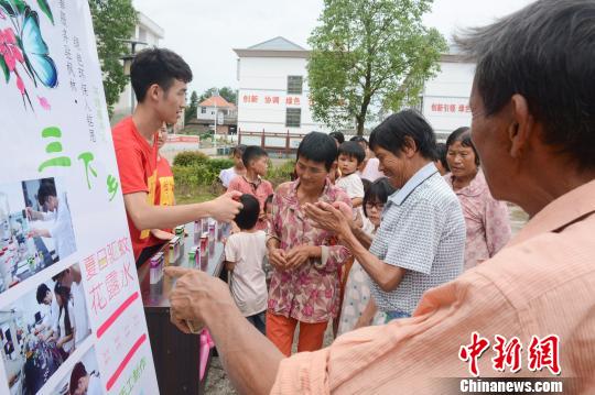 江西兴国县枫林村200多户村民均收到该特制花露水。　吴金甜 摄
