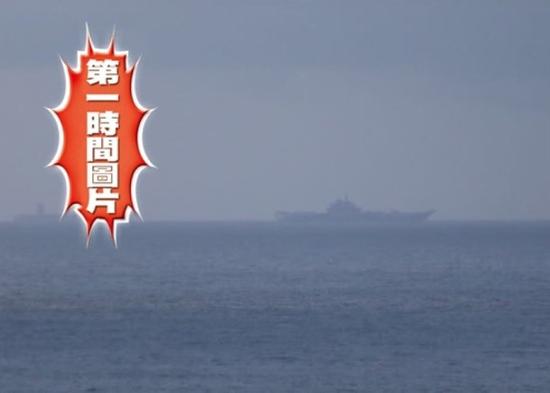 辽宁舰今晨抵达香港 市民:作为中国人好开心
