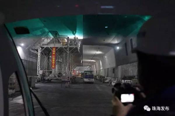 港珠澳大桥海底隧道今日贯通 提前穿越海底巨龙