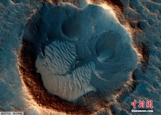 该平原位于火星南部，在畅销科幻小说《火星救援》及同名好莱坞电影中，大多数故事情节都是在这个平原上展开，在科幻小说中，该平原被命名为阿西达利亚平原（Acidalia Planitia），主人公生活的区域名为“Ares 3”。