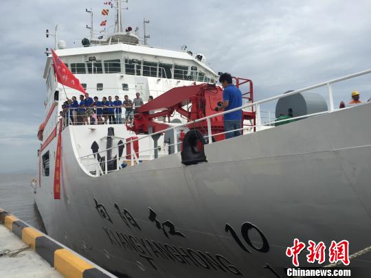 图为中国“向阳红10”科考船返航浙江舟山。　林波 摄