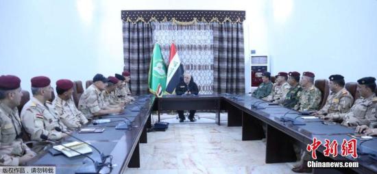 伊拉克总理海德尔·阿巴迪在摩苏尔行动作战指挥部召开会议。