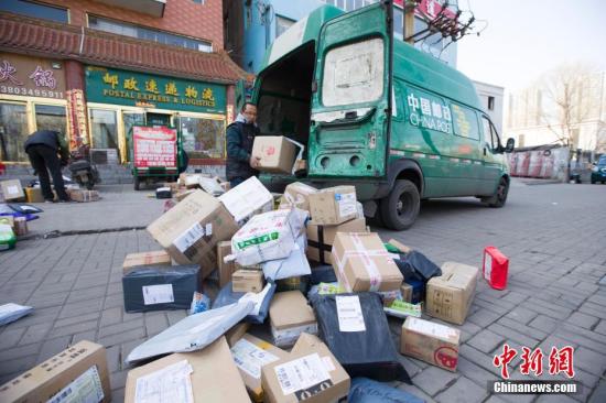 资料图：一家中国邮政速递物流网点门口。张云 摄