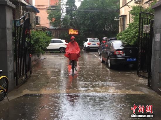 6月23日清晨，北京降雨持续，并出现了短时大雨。据北京市气象局官方微博消息，北京市气象台今日6时发布：今天白天小到中雨并伴有雷电，傍晚局地伴有短时大风或冰雹，北转东风2、3级，最高气温24℃；夜间有雷阵雨，东转北风2、3级，最低气温19℃。北京百万庄附近，市民雨中骑行。 <a target='_blank' href='http://www.chinanews.com/' >中新网</a>记者 富宇 摄