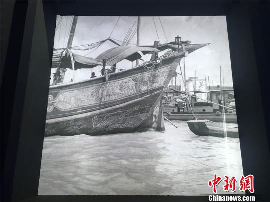 图为《丝路帆影·源自英国皇家格林威治的影像图片首展》现场 李佳赟 摄