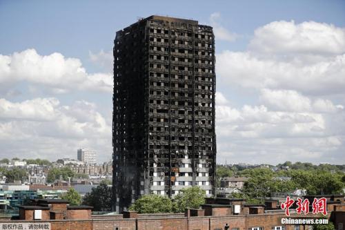 资料图：6月14日凌晨，伦敦西部一栋24层公寓塔楼起火，伦敦消防局出动了至少45辆消防车和200名消防员进行扑救。 