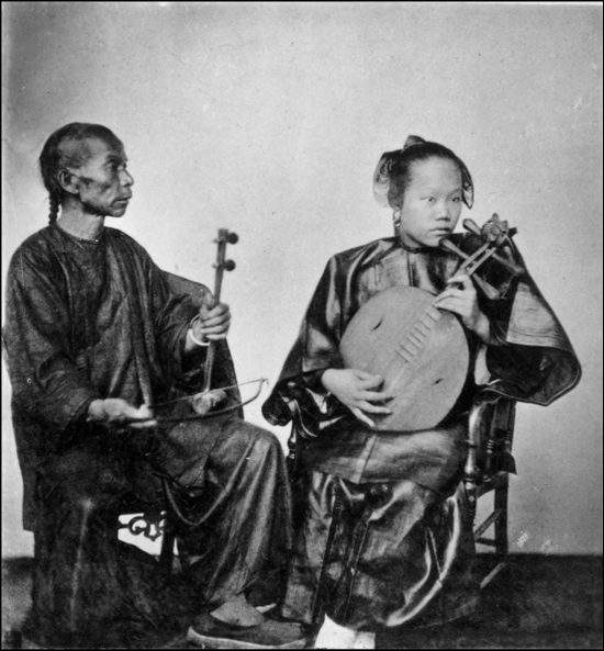 中国人在很早的时候就掌握了音乐的理论，远在公元前两千年的上古时代，他们就使用六个律管来吹奏高音，六个律管吹奏低音。