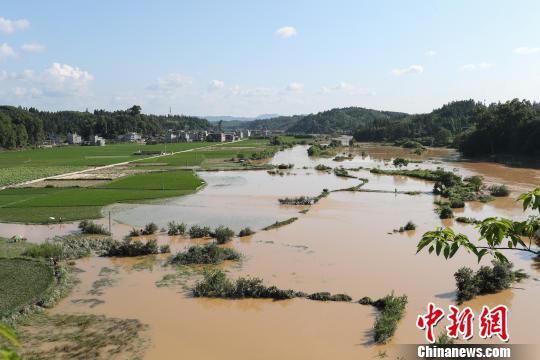 资料图：黎平县高屯街道绞便村外被洪水冲毁的农田。　贺俊怡 摄