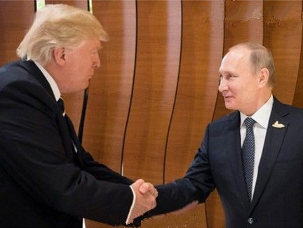 特朗普与普京握手（资料图）