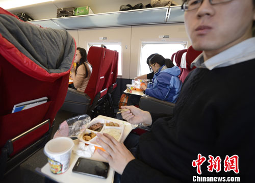 图为G801次列车一等座席的乘客在品尝列车提供的餐食。<a target='_blank' href='http://www.chinanews.com/' _fcksavedurl='http://www.chinanews.com/'></table>中新社</a>发 侯宇 摄
