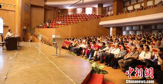 中国侨网图为华教代表在新疆师范大学听讲座。　张庆伟　摄