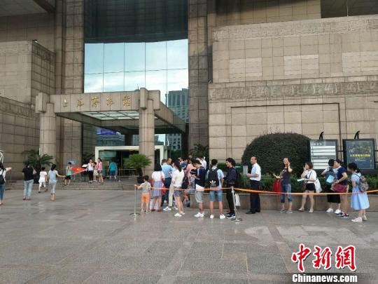 预约成功的观众在上海博物馆前等待入场。　王子涛　摄