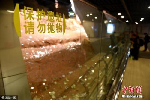 雷峰塔不堪“硬币之累” 一年清理出两万多元。 图片来源：视觉中国