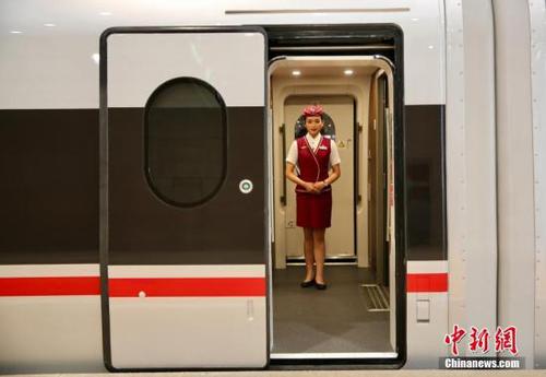 6月26日，在北京南站等待首发的“复兴号”高铁动车组乘务员迎接乘客到来。<a target='_blank' href='http://www.chinanews.com/' >中新网</a>记者 翟璐 摄