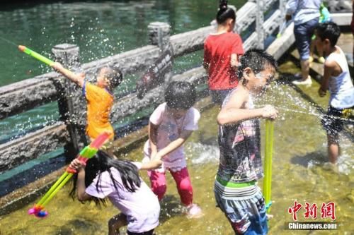 7月11日，几名儿童在山东济南“清泉石上流”池中戏水纳凉。