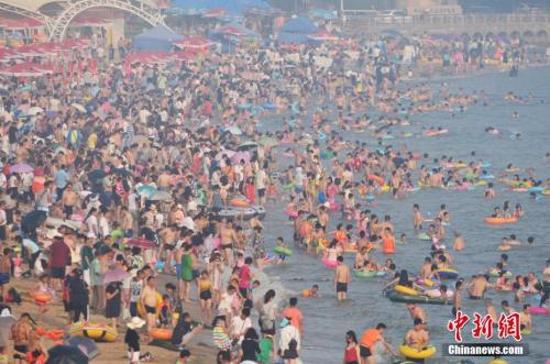 2017年7月12日，青岛市第一海水浴场日迎数万游客前来避暑纳凉。<a target='_blank' href='http://www.chinanews.com/'>中新社</a>发 王海滨 摄 图片来源：CNSPHOTO