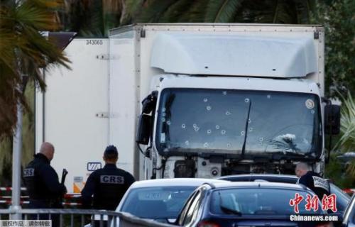 2016年7月15日，尼斯，法国防暴警察检查发动袭击的卡车，车窗上遍布弹孔。