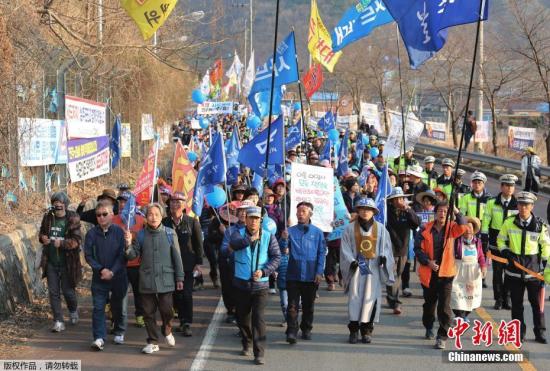 韩国星州郡民众抗议，要求取消部署“萨德”。