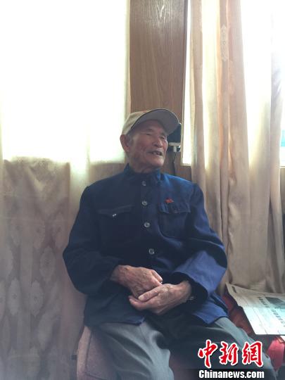 家中虽有宽敞的沙发，赵鹤阳还是习惯坐在客厅角落的木椅上接受记者采访 陈静 摄