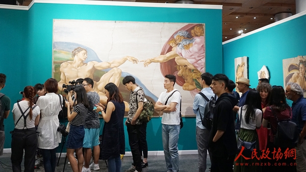 鸟巢米开朗基罗国际艺术展吸引众多观众观展 (1)