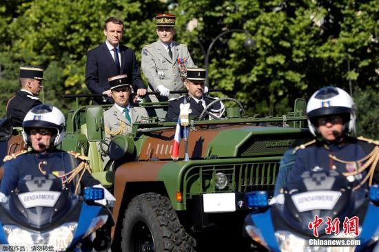 资料图：法国总统马克龙检阅士兵。
