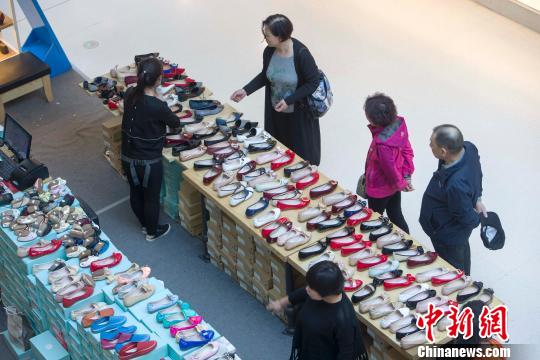 资料图：山西太原，民众正在商场选购鞋子。　张云 摄