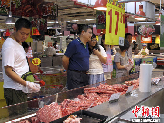 资料图：北京市市民在超市选购猪肉。<a target='_blank' href='http://www.chinanews.com/'>中新社</a>发 李慧思 摄
