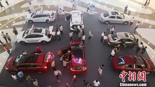 资料图：四川某商场内的汽车销售点吸引不少民众。 中新社记者 刘忠俊 摄