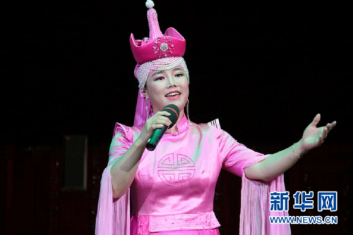 蒙古族青年歌手阿木古楞 新华社记者王义摄