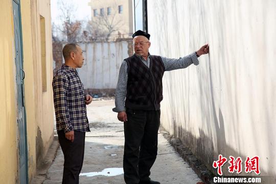 新疆维吾尔族大哥照顾汉族兄弟16年还将赠房产（图）