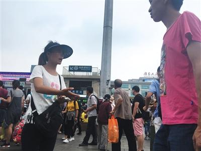 黄牛盘踞北京站:地铁票3元卖5元 乘客图快购买 