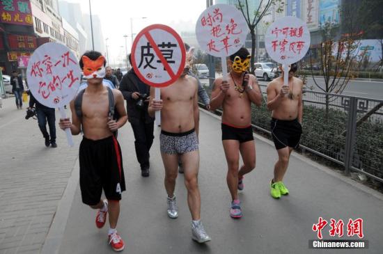 11月22日，山西太原，志愿者手持抗议穿着皮草的标语，裸身在商业街行走，呼吁保护动物，抗议皮草交易。<a target='_blank' href='http://www.chinanews.com/'>中新社</a>发 武俊杰 摄
