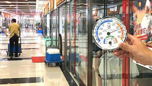 上海一商场室温37度不开空调 靠1米长冰块降温