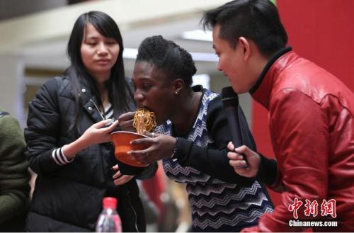 2016年12月3日，武汉首届“趣味吉尼斯 挑战大胃王”国际邀请赛，以吃热干面为主题，在武汉市汉举行，吸引了50位在武汉外国人参赛。 图片来源：CNSPHOTO