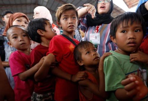 菲律宾政府军和恐怖分子在马拉维激战近两个月，导致40万人流离失所，一部分难民被安置在城外的避难中心。（图片来源：路透社）