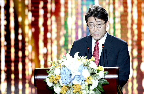 中国科学院院士、中国疾病控制预防中心副主任高福宣读杨辉同志的颁奖词
