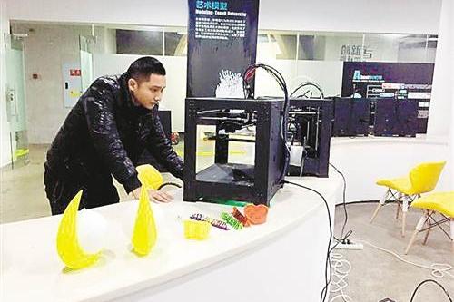 伍生亮正在操作3D打印机。记者 左黎韵 摄