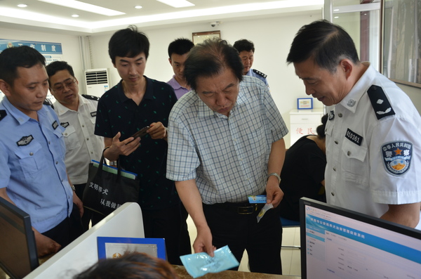 王兴东委员（右二）在济南市天桥区养犬管理办证点调研。