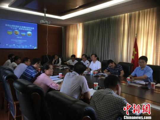 中国侨网项目组在积石山县政府召开2016年旅游规划扶贫成果汇报会。　张儒　摄