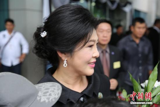 7月21日，泰国前总理英拉就大米收购案再次出庭，大批支持者聚集在法院门前献花声援。当天是泰国最高法院就大米案举行的最后一次庭审，案件预计将于8月下旬最终宣判。如果罪名成立，英拉有可能面临最高10年的监禁。中新社记者 王国安 摄
