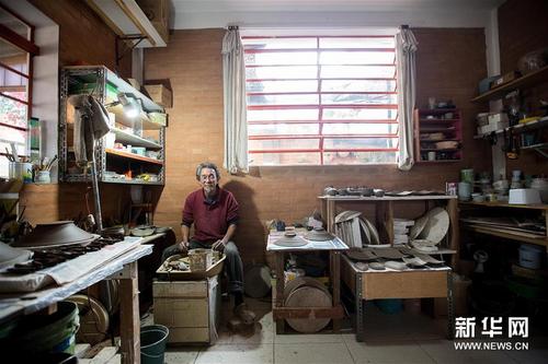中国侨网6月20日，在巴西库尼亚，华人陶艺师阮蒙恩坐在家中的陶艺工作室内。新华社记者 李明 摄
