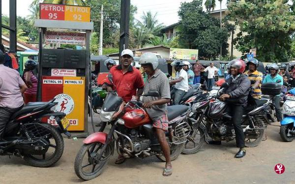 不满政府卖油库 斯里兰卡石油工人罢工 